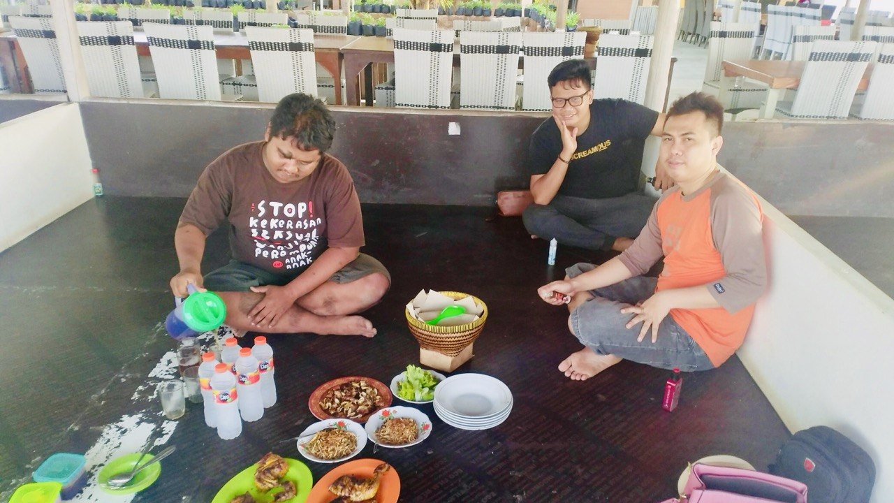 Jejak Langkah di Pesisir Balongan: Menyulam Kebersamaan Keluarga dan Sahabat Karib