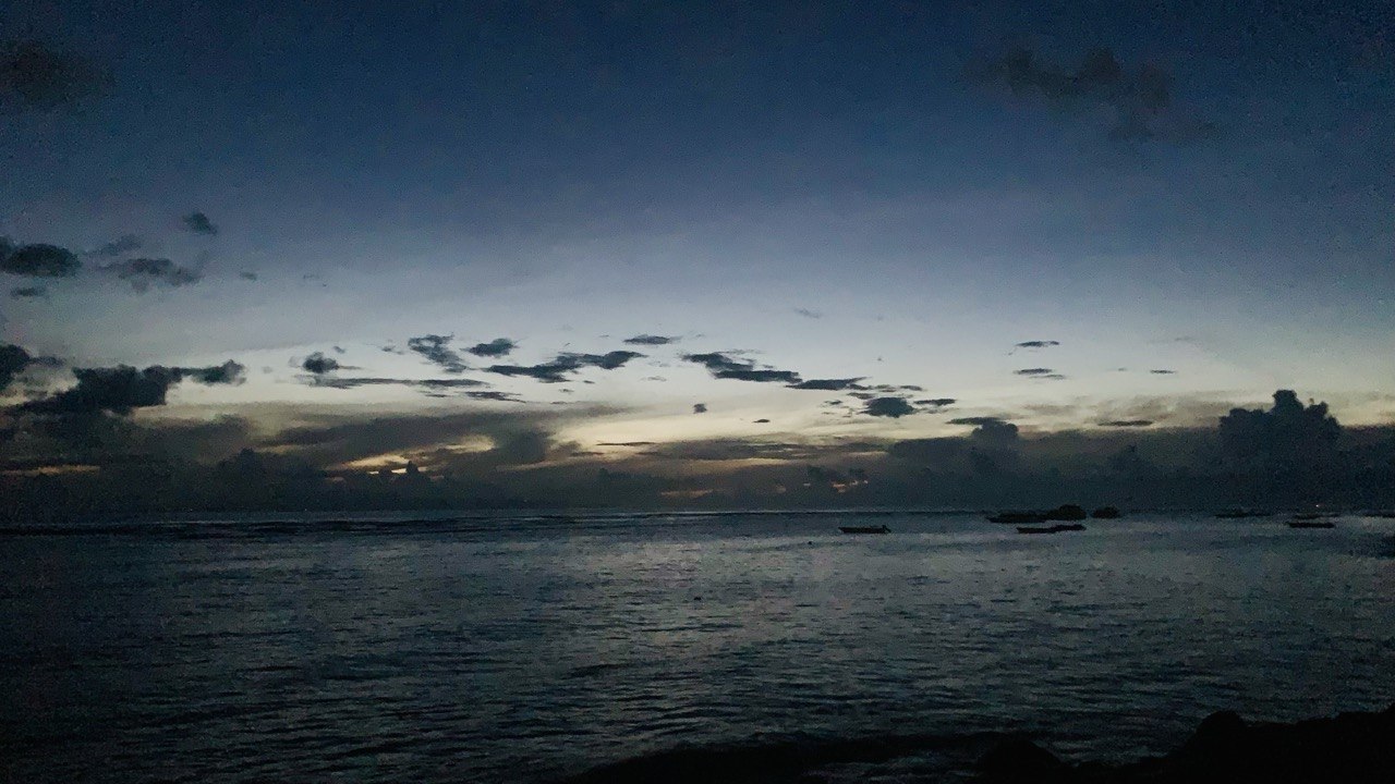 Menjemput Fajar Di Ujung Desember: Narasi Kehangatan Keluarga di Pantai Sanur, Bali (26 Desember 2021)