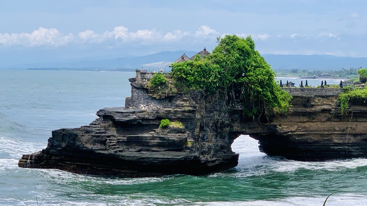 Menjemput Damai di Ujung Samudra: Catatan Perjalanan Liburan Keluarga di Tanah Lot, Bali (25 Desember 2021)