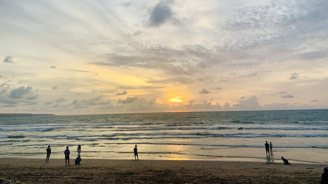Melodi Ombak Akhir Tahun di Pantai Kuta: Merayakan Kebersamaan, Menguji Nyali di Atas Gelora Samudra